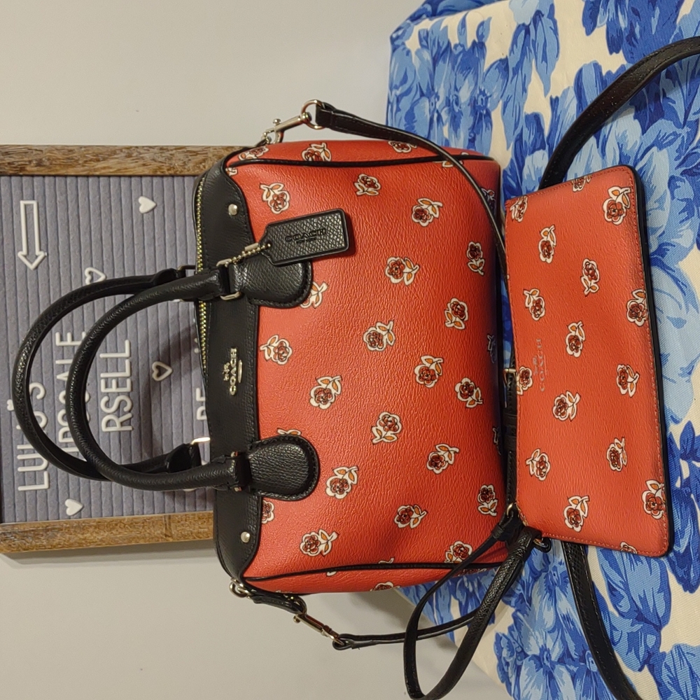 COACH PURSE/CROSSBODY WITH MATCHING WRISTLET IN EUC!!